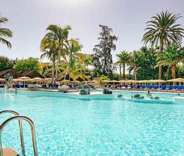 Poolområde med palmer, solstolar och parasoller. (AI-genererad text)