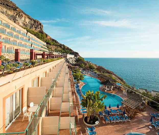 Ett hotell med balkonger, swimmingpooler och havsutsikt. (AI-genererad text)