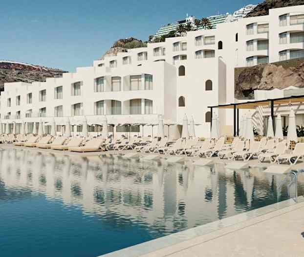 Vit byggnad med balkonger vid en poolområde med solstolar och parasoller. (AI-genererad text)