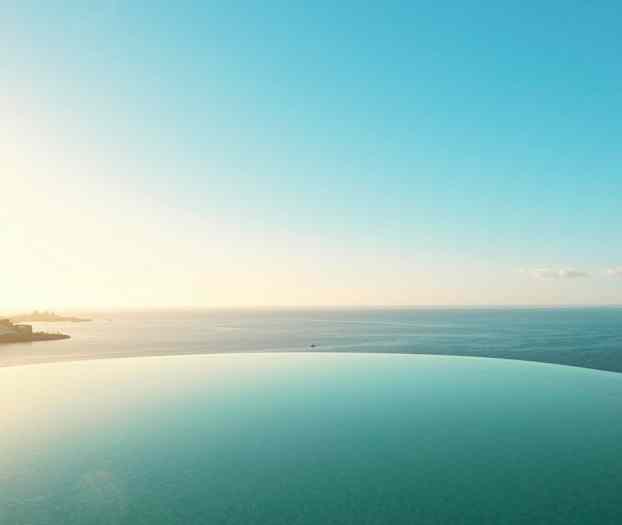 Infinitypool framför havsutsikt. (AI-genererad text)
