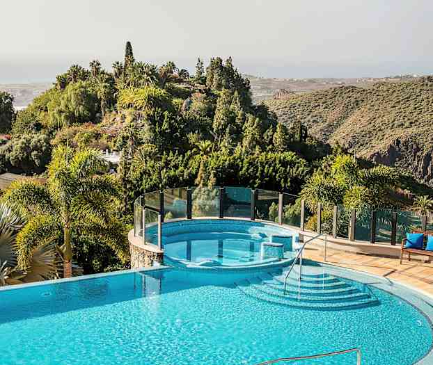 Utsikt över en pool omgiven av grönska och dalar. (AI-genererad text)