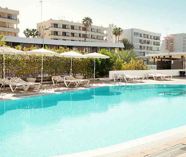 Utomhuspool med solstolar och parasoller på poolområdet. (AI-genererad text)