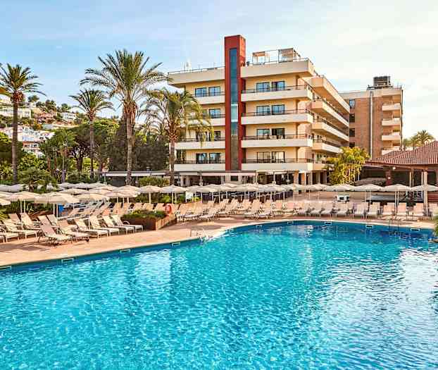 Bild av en hotellbyggnad omgiven av palmer, med en swimmingpool och solstolar i förgrunden. (AI-genererad text)