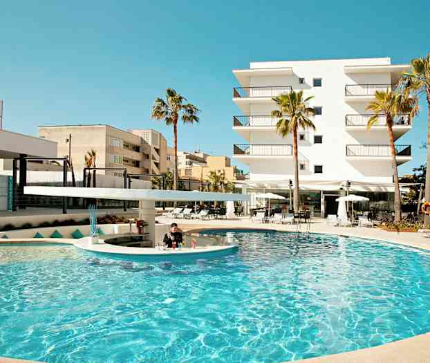 Bilden visar en utomhuspool omgiven av palmer och solstolar, med ett modernt hotell i bakgrunden. (AI-genererad text)