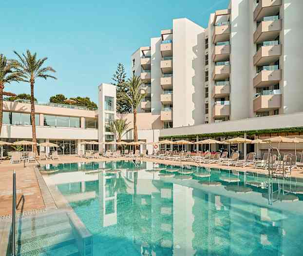 Ett hotell med balkonger omger en pool med solstolar och parasoller. (AI-genererad text)