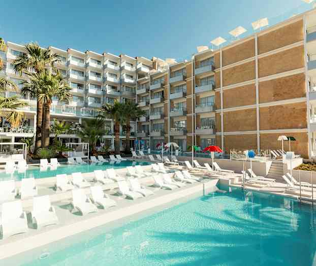 Ett hotell med en pool omgiven av solstolar och gröna palmer. (AI-genererad text)