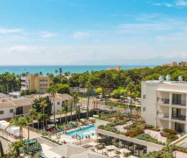 Bild av en hotellbyggnad med pool och gröna träd i bakgrunden, samt blå himmel. (AI-genererad text)