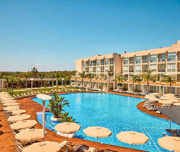 Bild av ett hotell med en stor pool, solstolar och parasoller. (AI-genererad text)