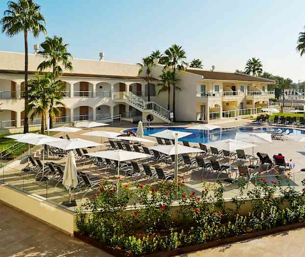 Bild av en hotellpool med solstolar och parasoller, omgiven av palmer och hotellet. (AI-genererad text)