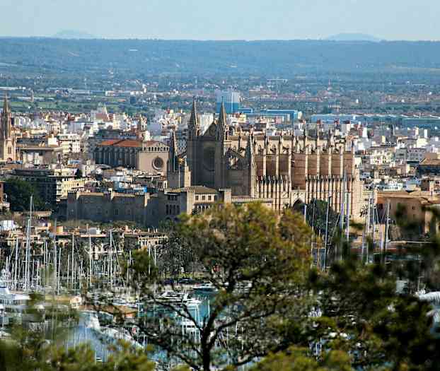Bild av en stad med en katedral i centrum och en marina i förgrunden. (AI-genererad text)