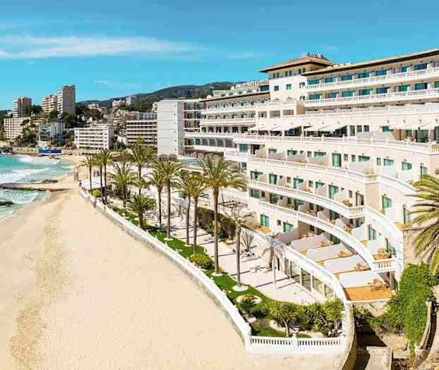 Bild av en strand med palmer och vita byggnader i en turistort. (AI-genererad text)