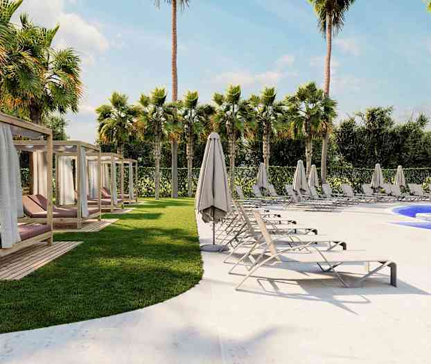 En poolanläggning omgiven av solstolar, parasoller och palmer. (AI-genererad text)