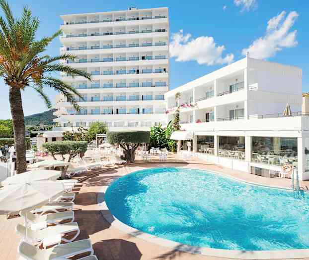 Hotell med pool och solstolar. (AI-genererad text)