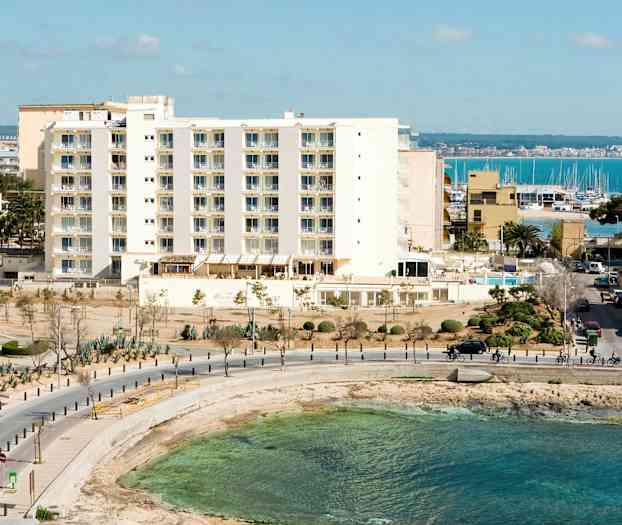 Ett hotell vid stranden med utsikt över havet. (AI-genererad text)