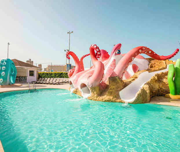 Bassängområde med en färgglad bläckfiskformad vattenrutschbana. (AI-genererad text)