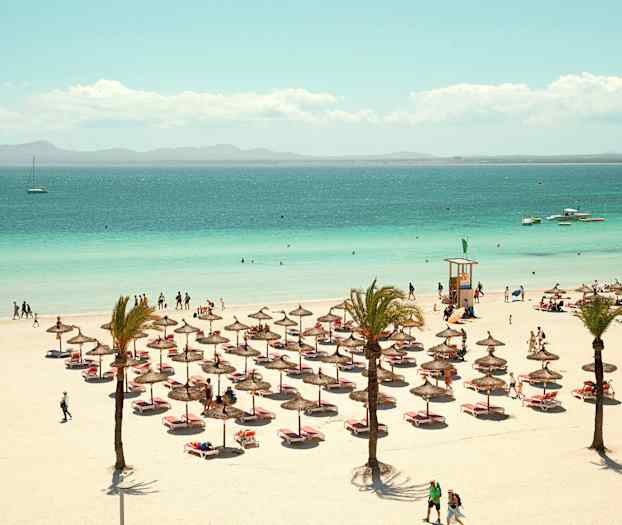 Stranden utanför resorten är bred, milslång och täckt med kritvit sand