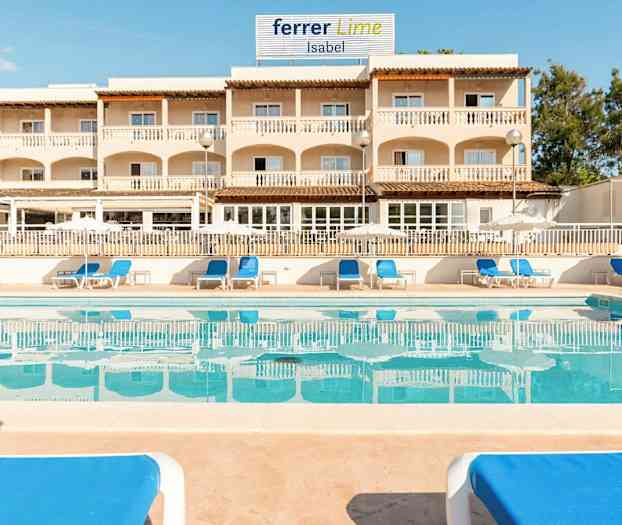 En utomhuspool omgiven av solstolar med blå dynor framför en byggnad med balkonger. (AI-genererad text)