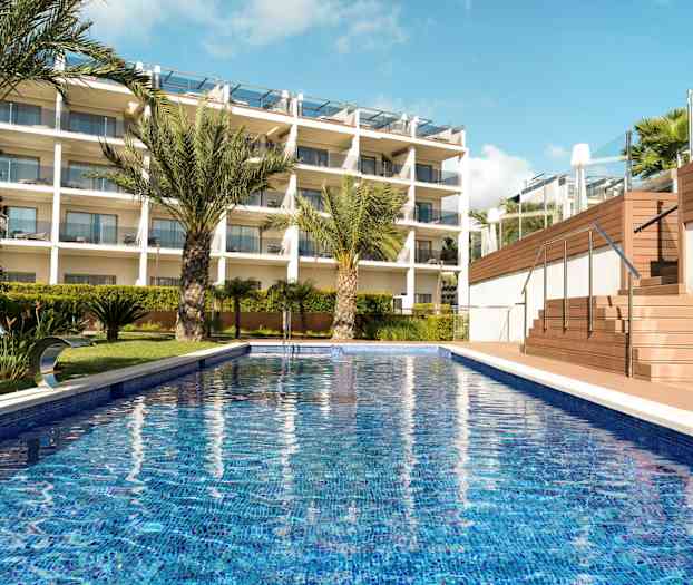 Bild av en utomhuspool med palmer och en modern byggnad i bakgrunden. (AI-genererad text)