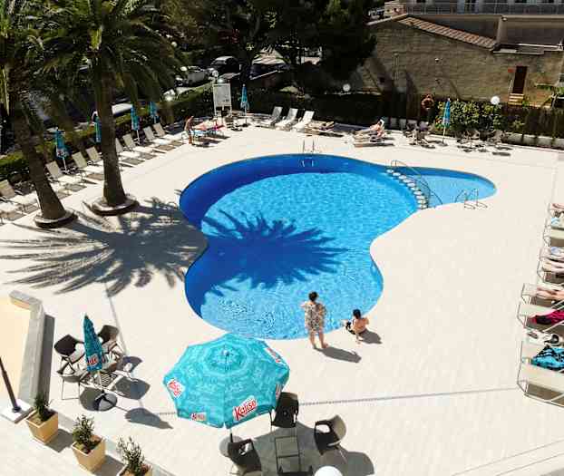 Utomhuspool med solsängar och parasoller runt omkring. (AI-genererad text)