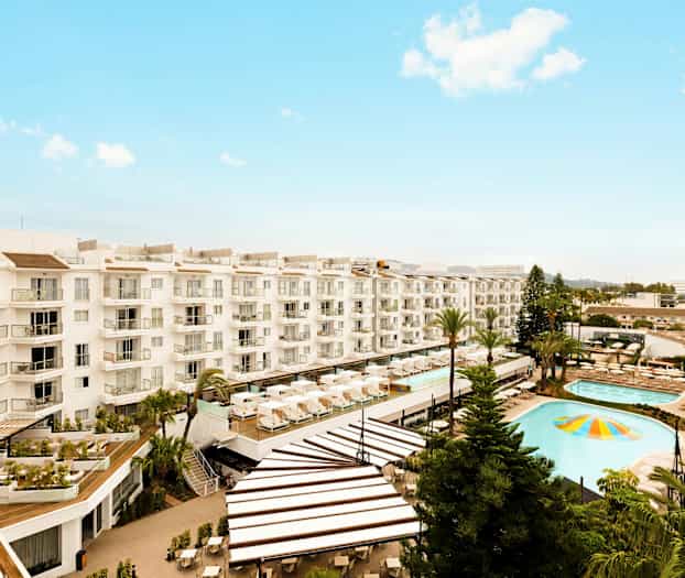 Bild av ett hotell med poolområde och solstolar. (AI-genererad text)