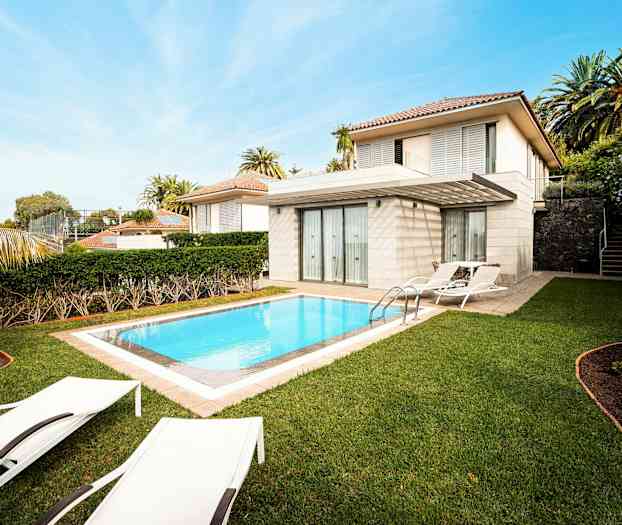 Fyrarumslägenhet i villa med 6 ordinarie bäddar och privat pool