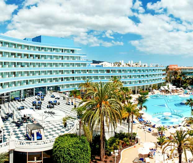 Bild av hotell med pool och palmträd. (AI-genererad text)