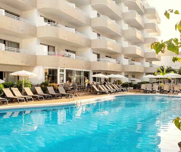 Bild av ett hotell med balkonger, pool och solstolar. (AI-genererad text)