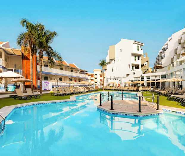 Trevliga poolområdet på ett hotell med solstolar, parasoller och omgivande byggnader. (AI-genererad text)