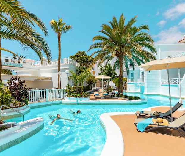 En pool med palmer och solstolar i närheten. (AI-genererad text)