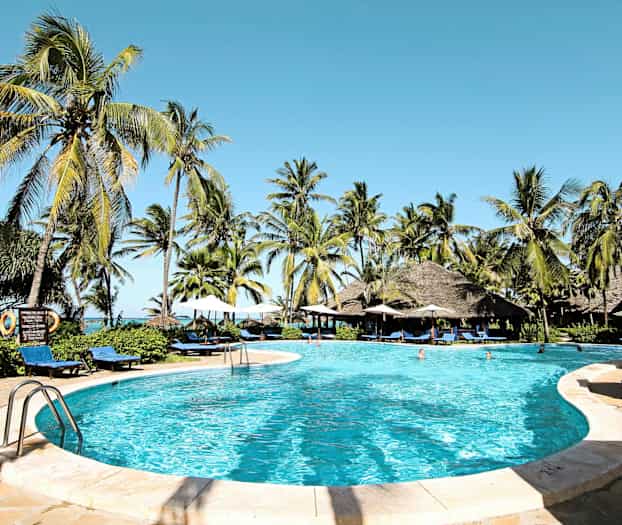 Bild av en pool omgiven av solstolar, parasoller och palmer med en klarblå himmel. (AI-genererad text)