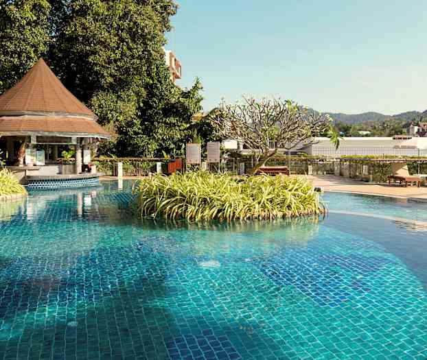 Poolområde med en ö med växter och ett tak med trädgårdsmöbler. (AI-genererad text)