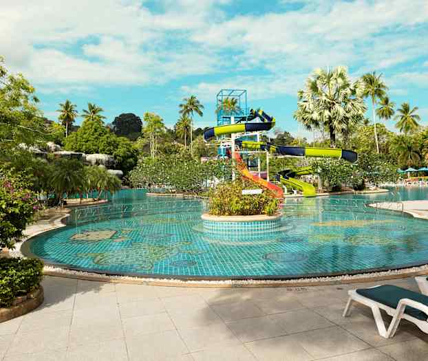 Utomhuspool med vattenrutschbanor omgiven av palmer. (AI-genererad text)