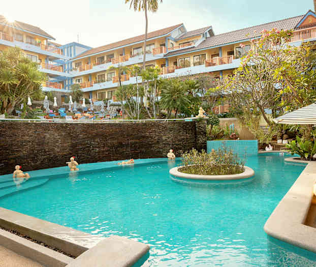 Hotell med poolområde med solstolar och parasoll. (AI-genererad text)