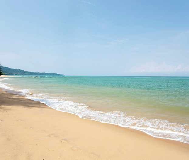 Bild av en sandstrand med havet i bakgrunden. (AI-genererad text)