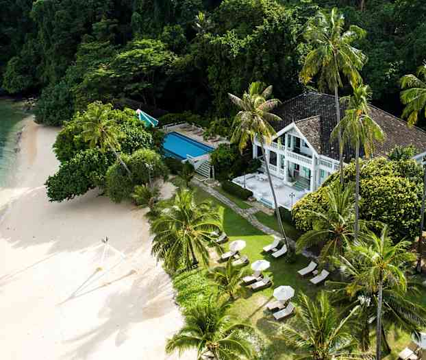 Villa med pool bredvid en skog vid havet. (AI-genererad text)