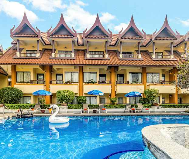 Ett hotell med thailändska takdetaljer och en blå pool framför, inklusive en uppblåsbar svan. (AI-genererad text)