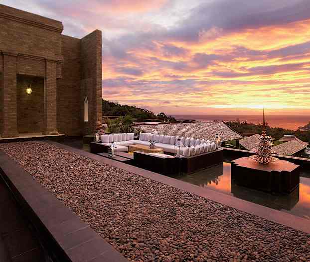 En utomhusterrass med en sittgrupp och modern dekoration i solnedgångsljus. (AI-genererad text)