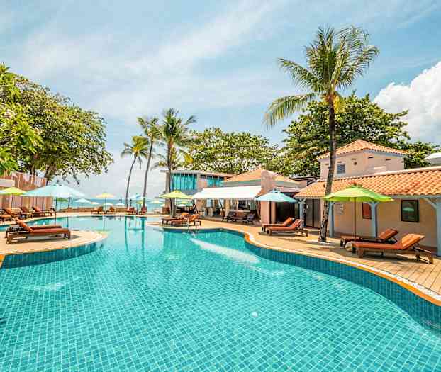 Poolområde med parasoll och solstolar vid en semesteranläggning. (AI-genererad text)