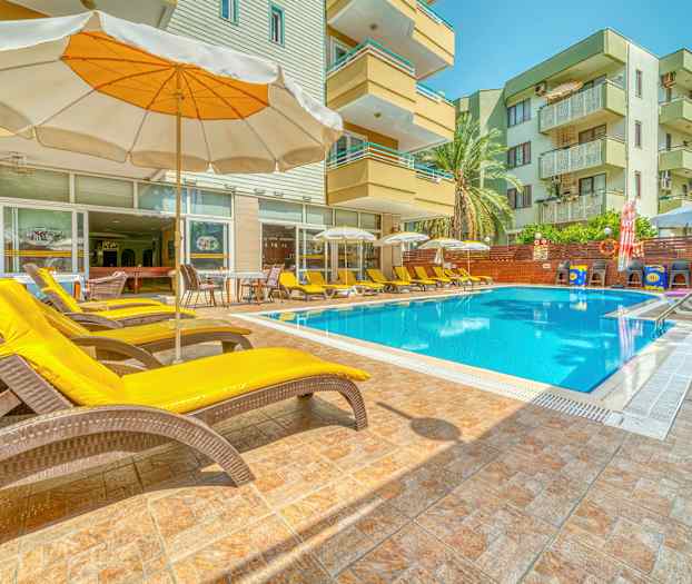 Utomhuspool med solstolar och parasoll vid ett hotell. (AI-genererad text)