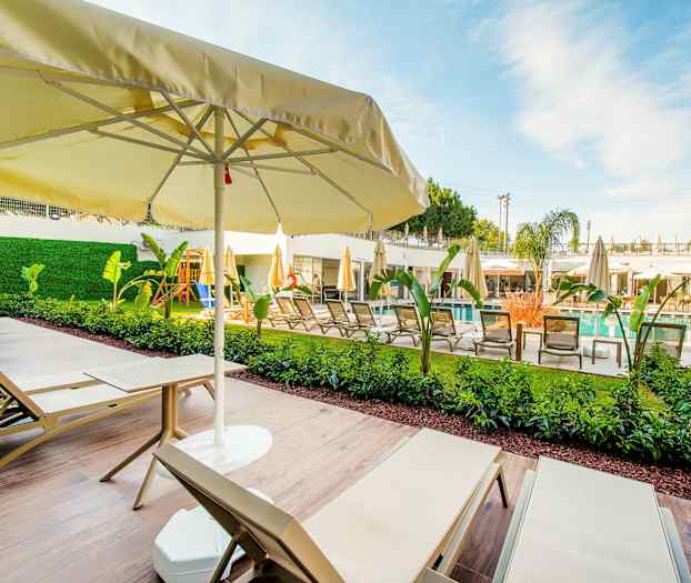 Tvårumslägenhet med terrass mot poolområdet