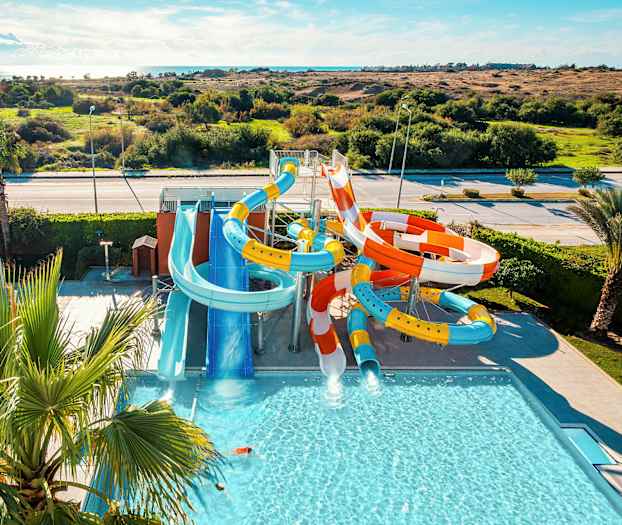 Vattenland med fyra vattenrutschbanor