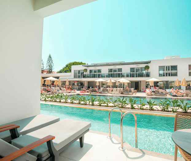 Privat poolområde med utsikt över ett modernt hotellkomplex. (AI-genererad text)