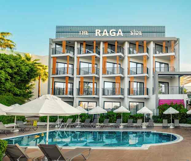 Ett hotell med en utomhuspool och solstolar med parasoller. (AI-genererad text)