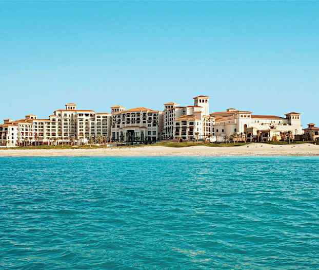 Hotellkomplex med strand och hav. (AI-genererad text)