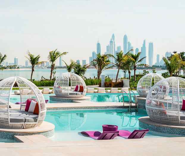 Pool med vita sittmöbler och utsikt över stadssilhuetten. (AI-genererad text)