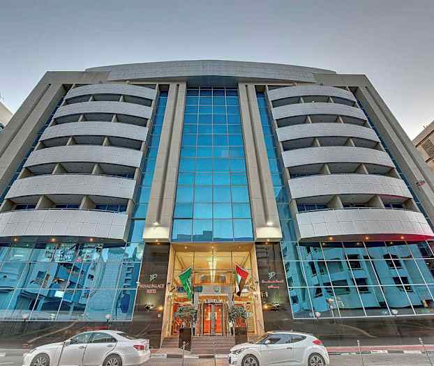 En modern hotellbyggnad med flera våningar och en glasfasad. (AI-genererad text)