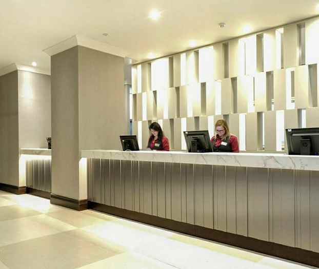 Reception med modern inredning och belysning. (AI-genererad text)