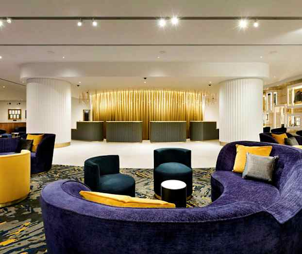 Hotellets reception med moderna möbler och varm belysning. (AI-genererad text)