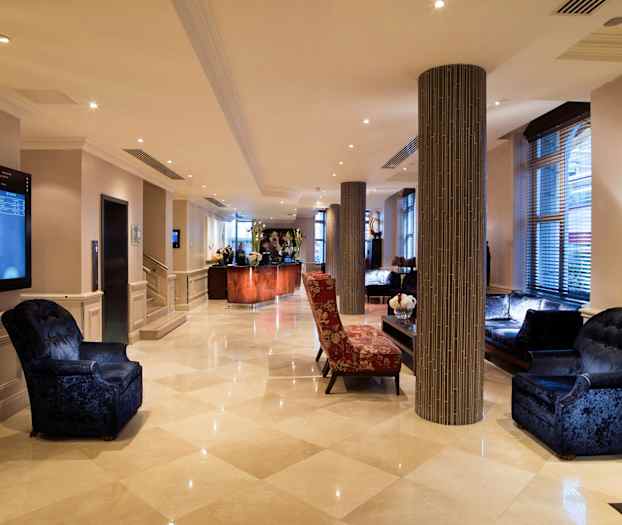 Hotellobby med sittgrupper och reception. (AI-genererad text)