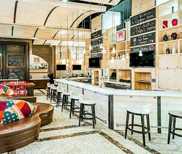 En modern bar med träinredning, sittplatser och dekorativa detaljer. (AI-genererad text)